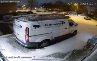 camera installatie busje in de sneeuw