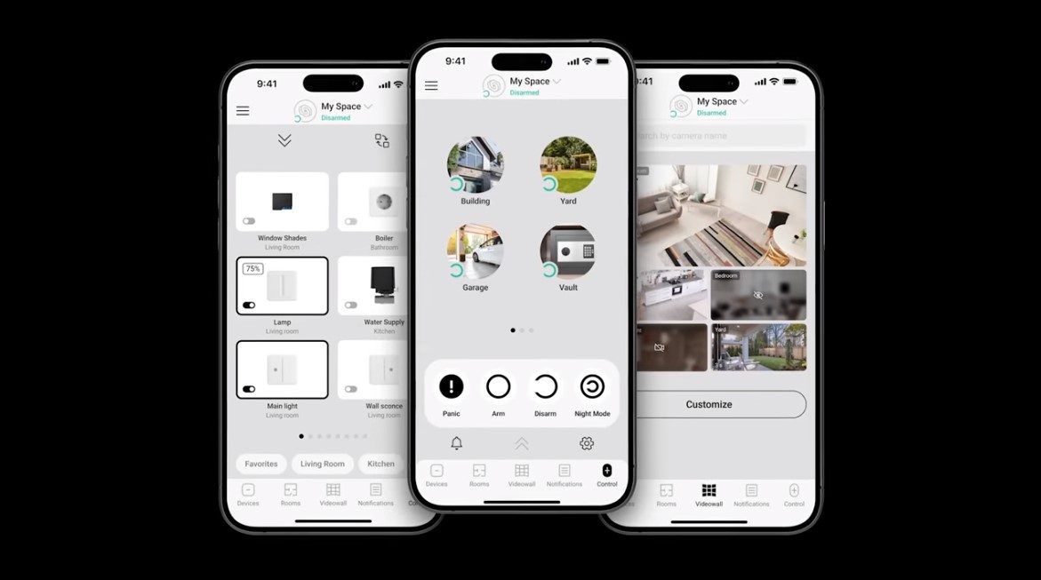 Drie telefoonschermen met de bediening van camera's, alarm en deuren in één app