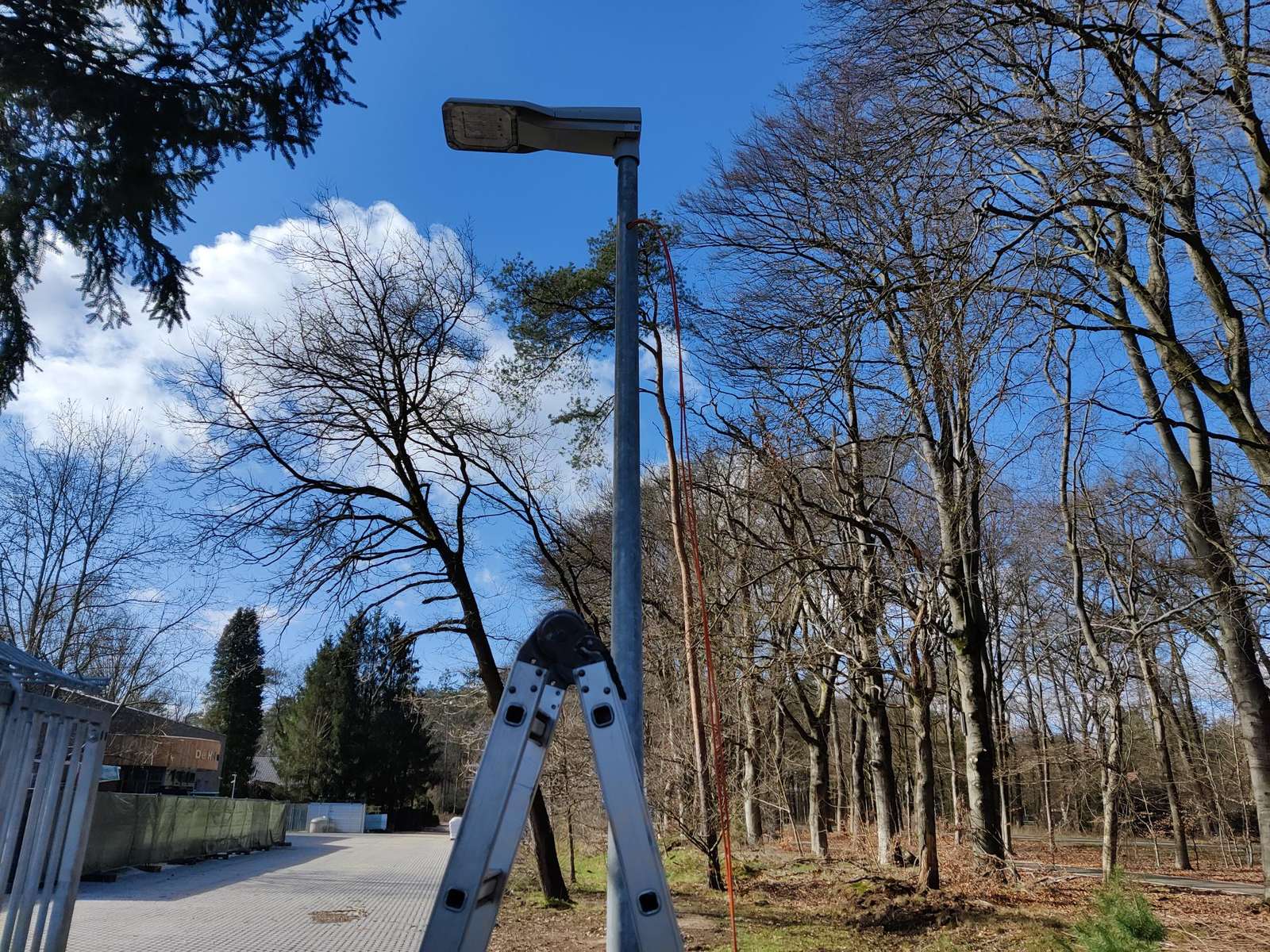 Camera op een lichtmast langs de bosrand van een landgoed