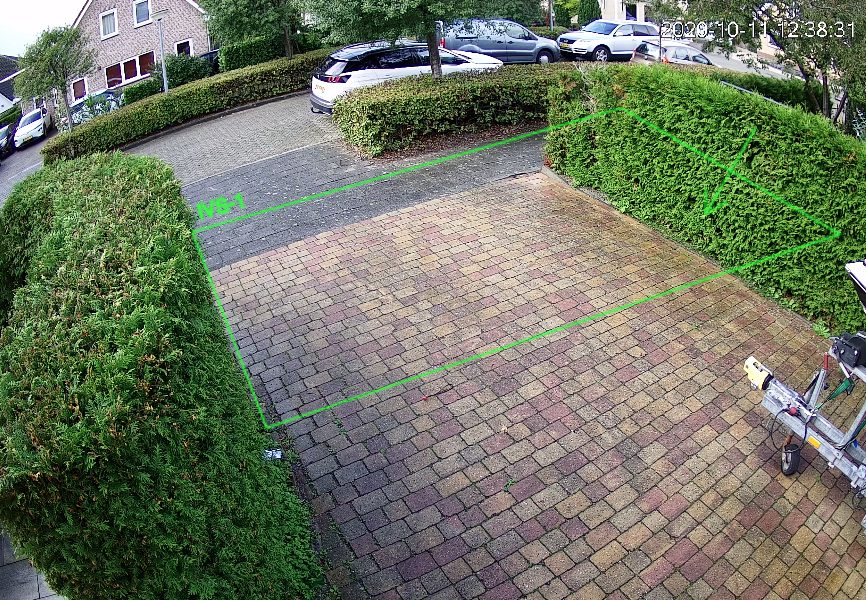 Camerabeeld van de oprit en de voortuin