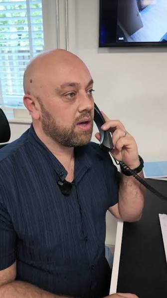 Helpdeskmedewerker Geoffrey neemt telefonisch een melding aan