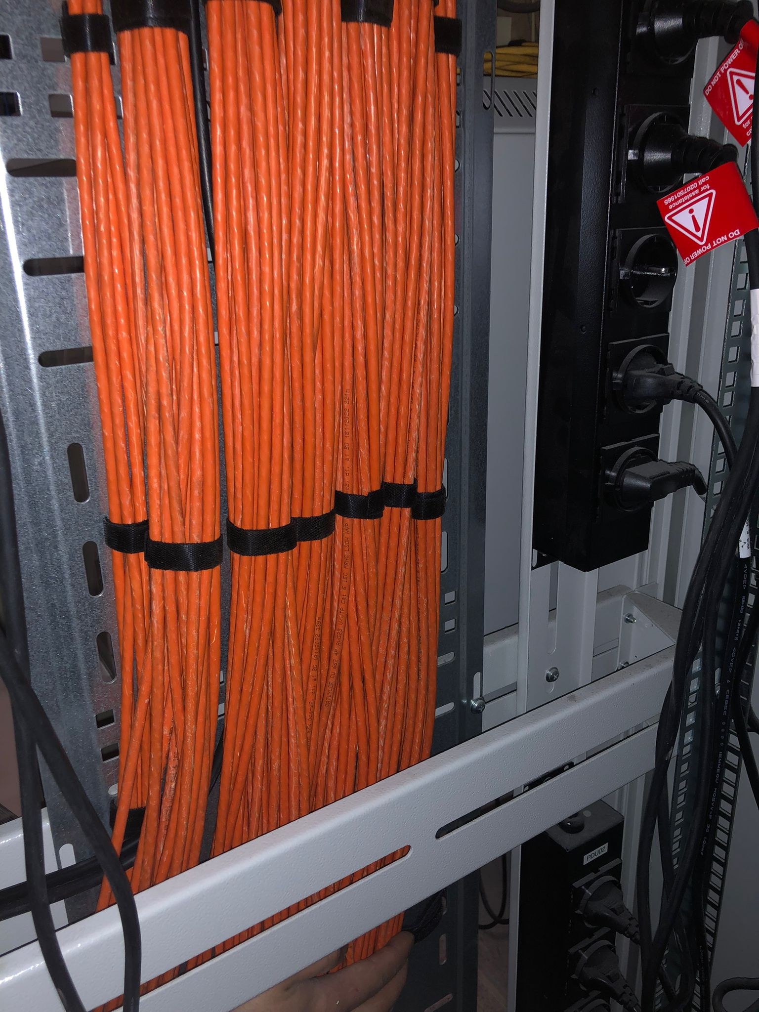 Oranje kwaliteitskabel netjes opgelegd in de patchkast