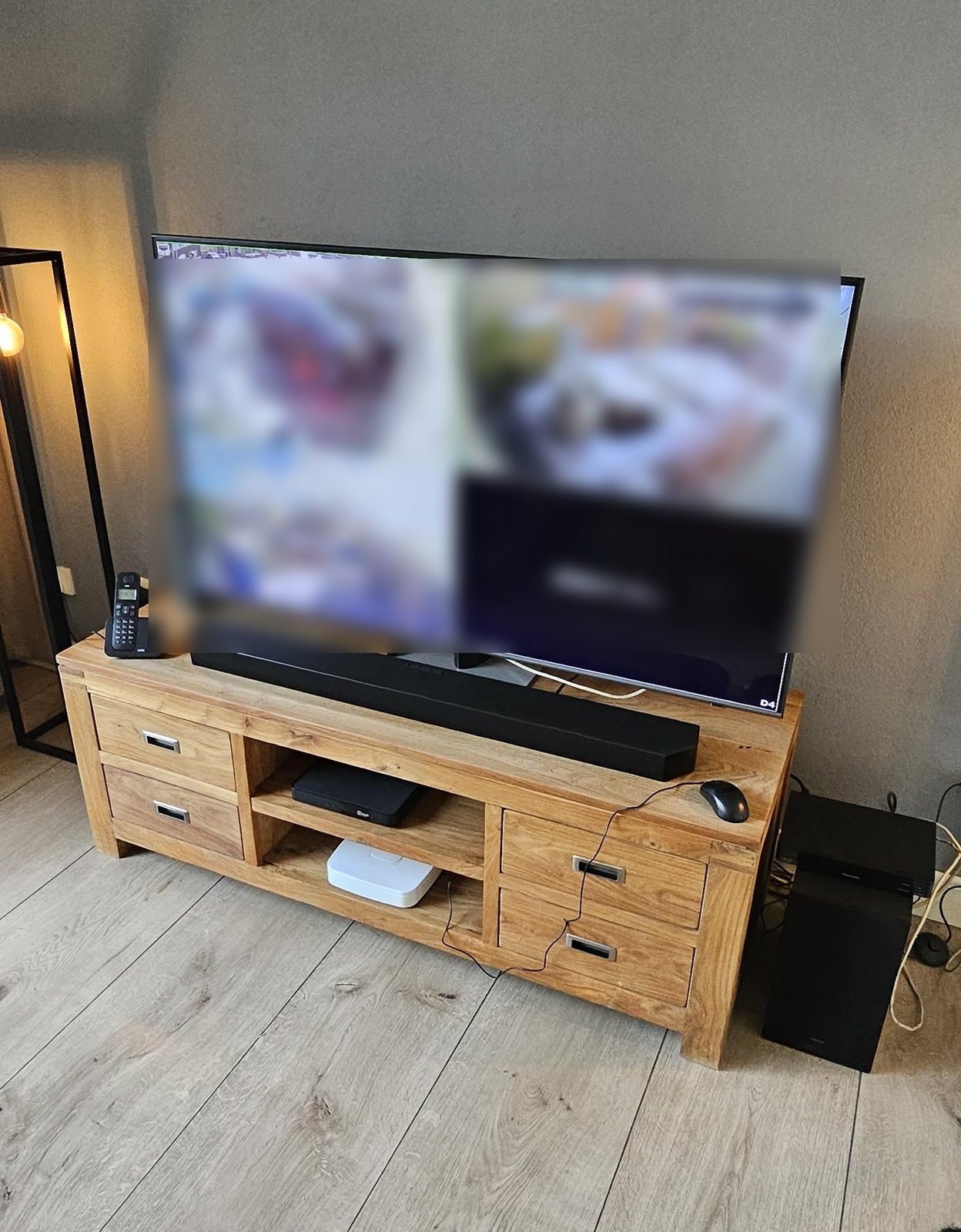 Televisie op een houten meubel met onscherp gemaakte camerabeelden