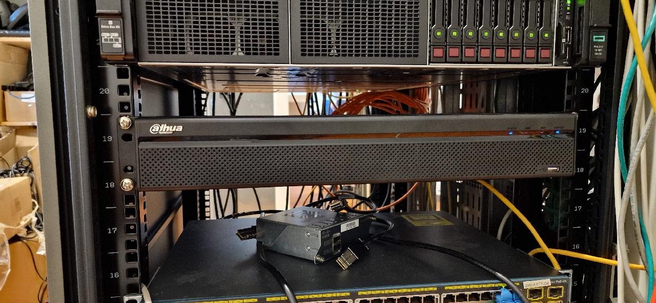 Patchkast met de recorder tussen de bestaande netwerkapparatuur