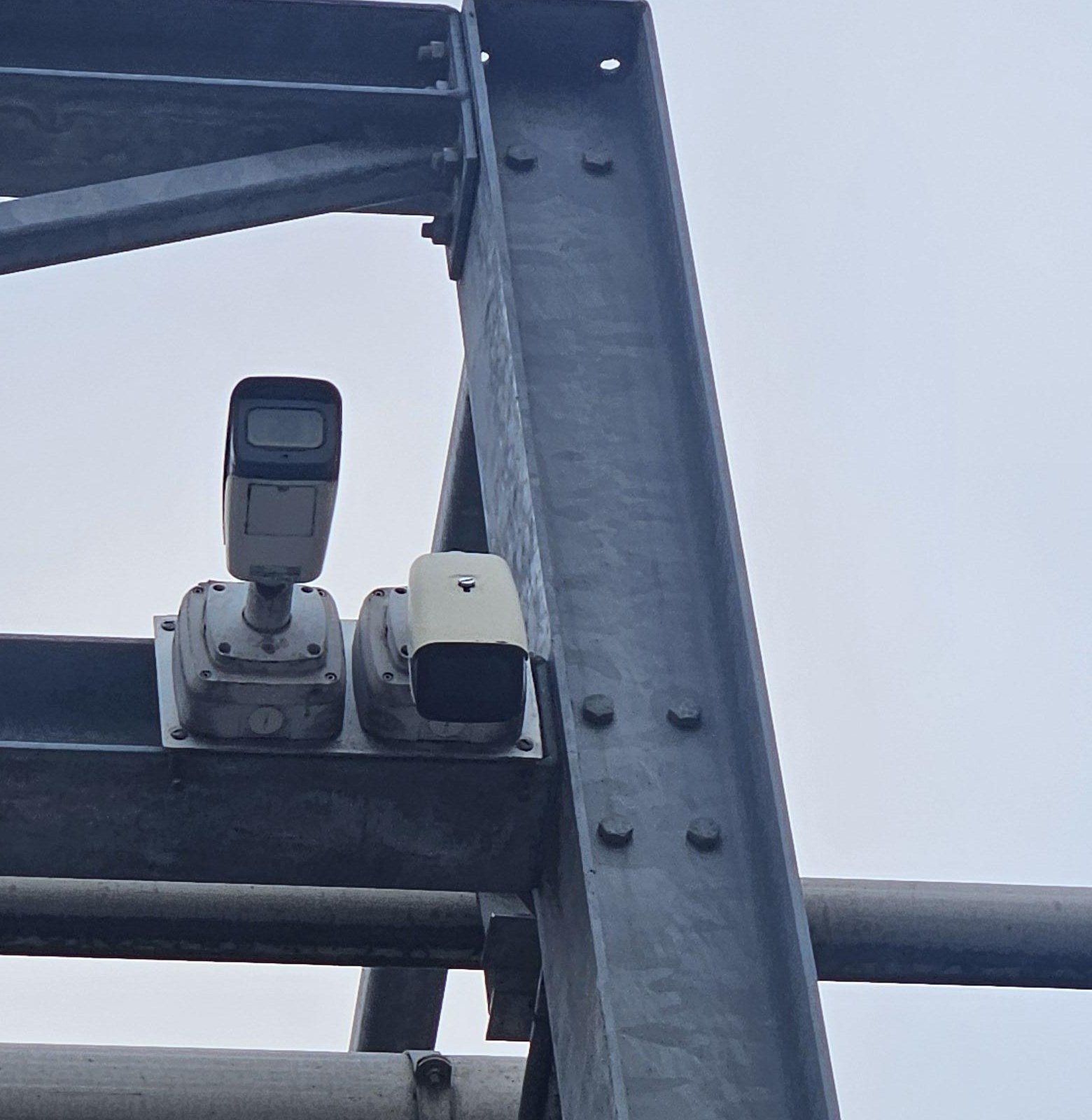 Camera op een stalen constructie tegen een lichte lucht