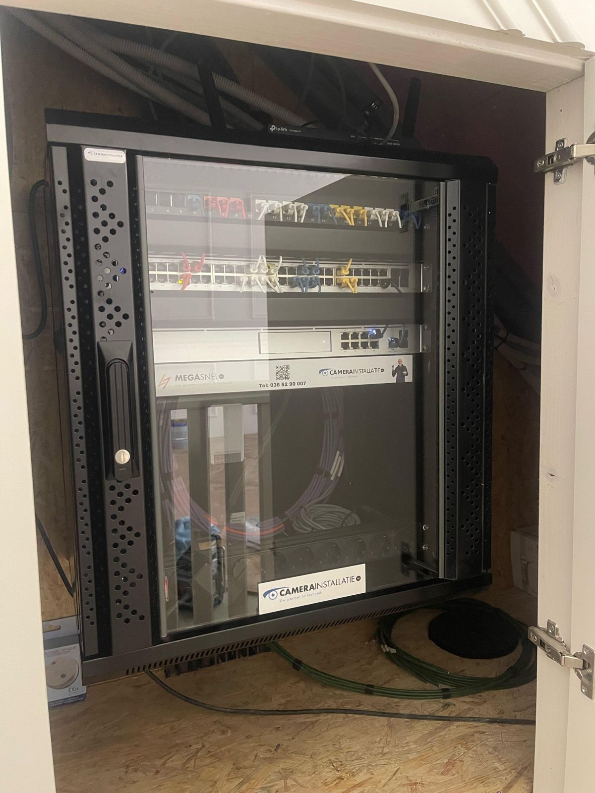 Professionele patchkast met netwerkapparatuur in een woning