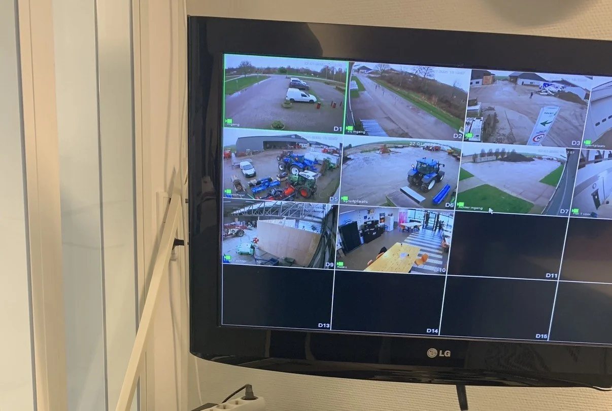 Beeldscherm met een raster van camerabeelden van het terrein