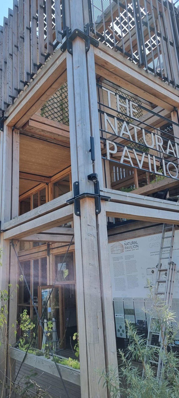 Houten paviljoen met een camera aan de gevel