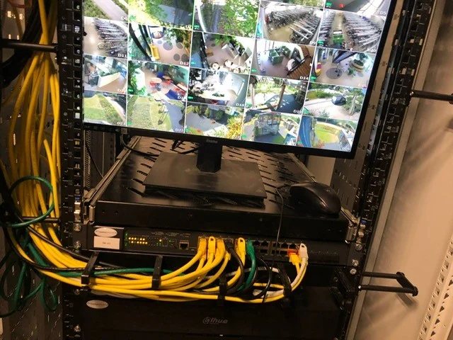 Patchkast met recorder, server en een scherm vol camerabeelden