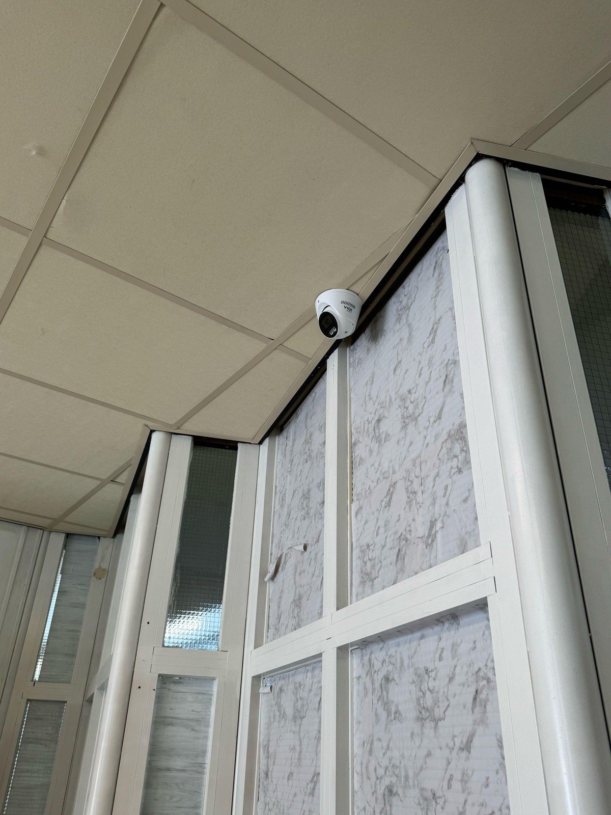 Witte camera aan het plafond van een lichte hal