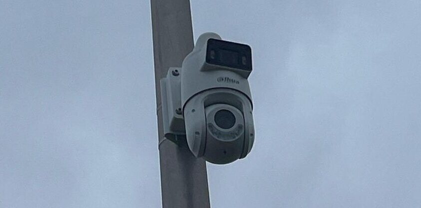 Camera op een mast, met de lens gericht op een eigen perceel