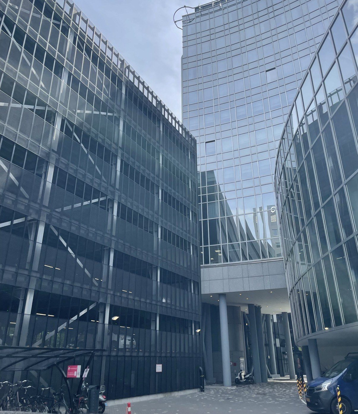 Parkeergarage tussen kantoortorens in Amsterdam Sloterdijk