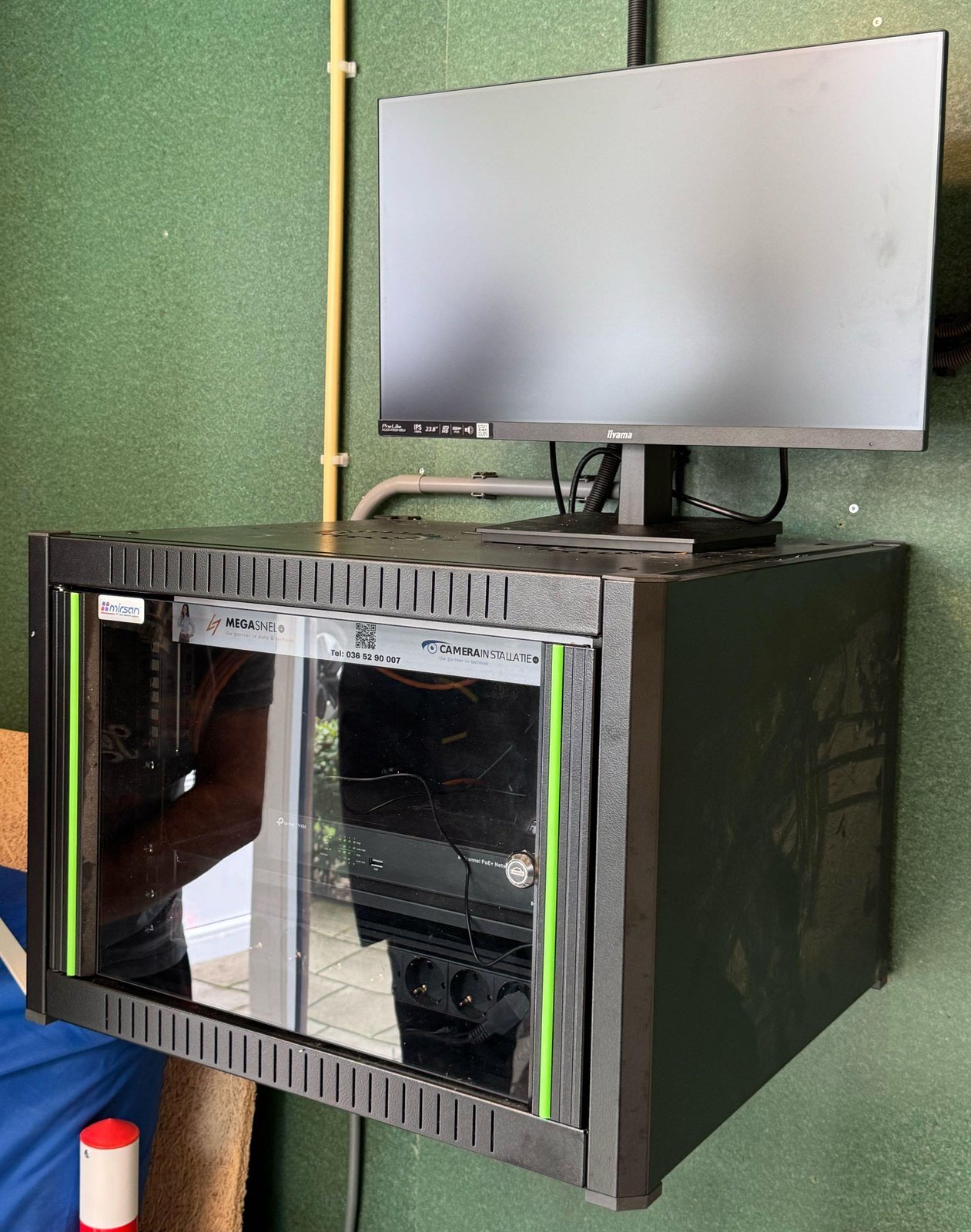 Wandpatchkast met monitor en recorder in een afgesloten ruimte