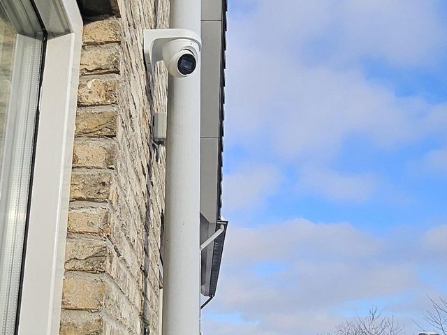 Twee camera's en een videodeurbel, met het beeld op de tv, Almere