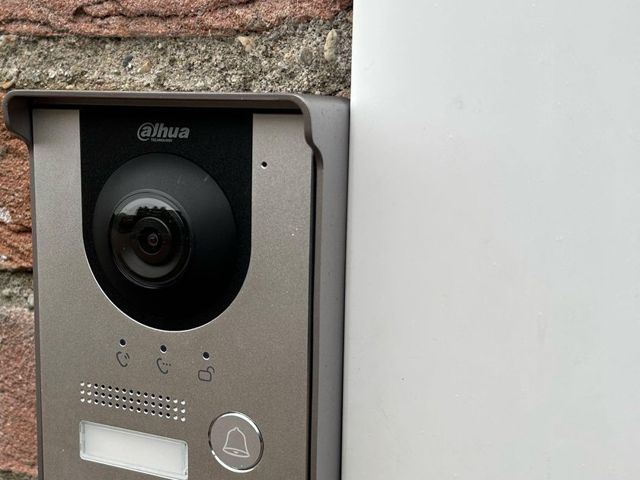 Een video-intercom op de oude belkabel, Almere