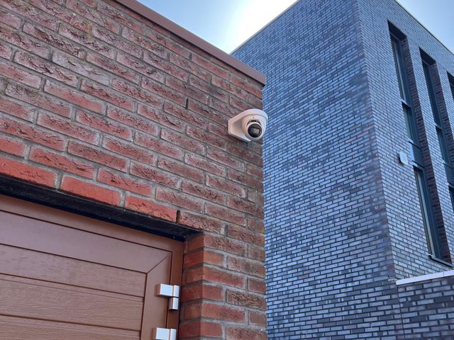 Drie camera's, geplaatst op zon en schaduw, Almere
