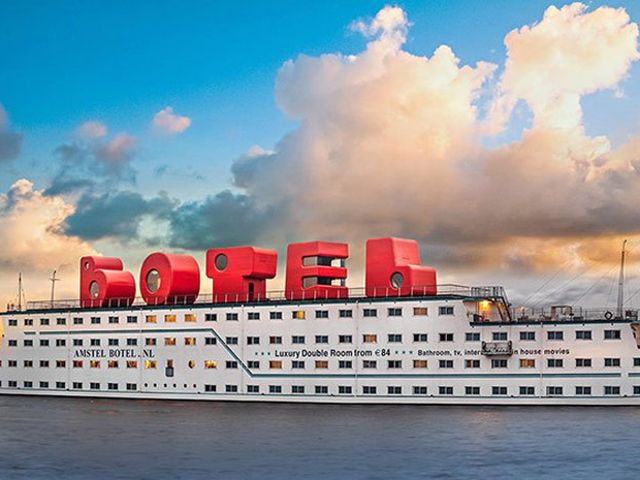 Botel: veertig wifizenders in een hotel van staal, Amsterdam