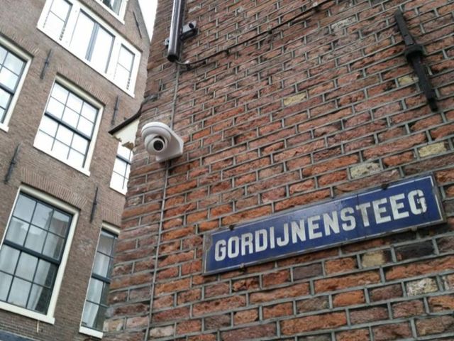 Camera's in een smalle steeg in het centrum, Amsterdam