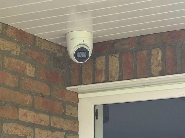 Rieten dak: de kabels via het dak naar de garage, Lelystad