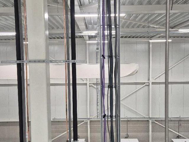 Warehouse: kabels tijdens de inrichting, de rest in een week, Almere